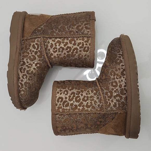 UGG Big Kids Chestnut Classic II Glitter Leopard Boots - Picture 7 of 8